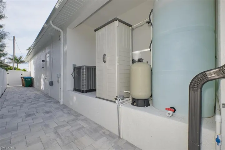 2827 NW 42nd  PL, Cape Coral, FL 33993