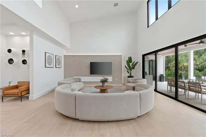 Expansive sliders with symmetrical windows, creating a seamless flow