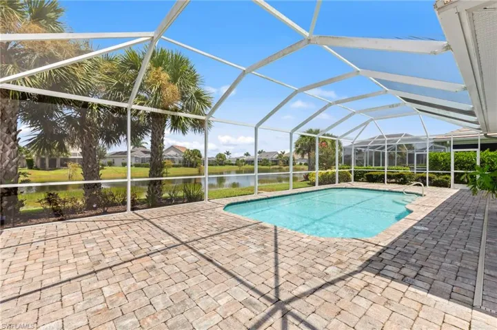 Room for sunbathing next to pool