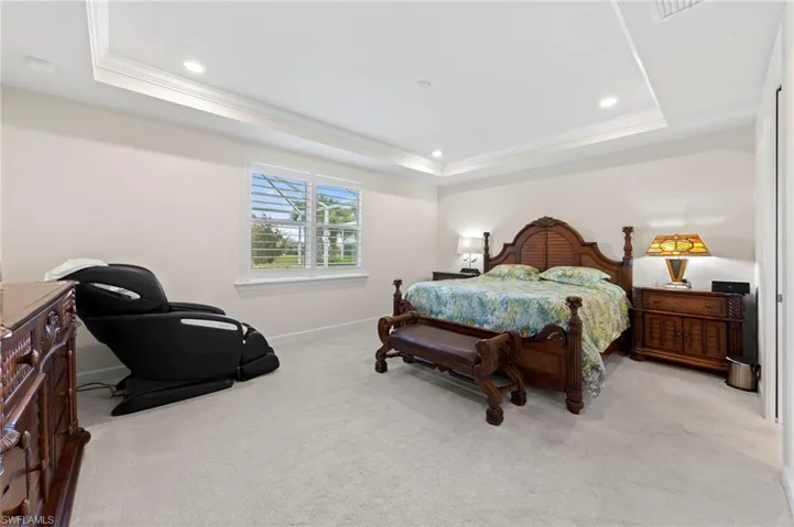 Master bedroom w/crown molding in tray ceiling