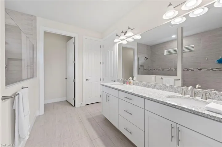 Master bath w/dual sinks