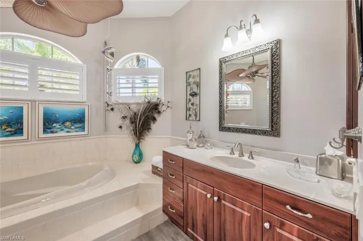 OWNER'S ENSUITE BATHROOM VIEW 4