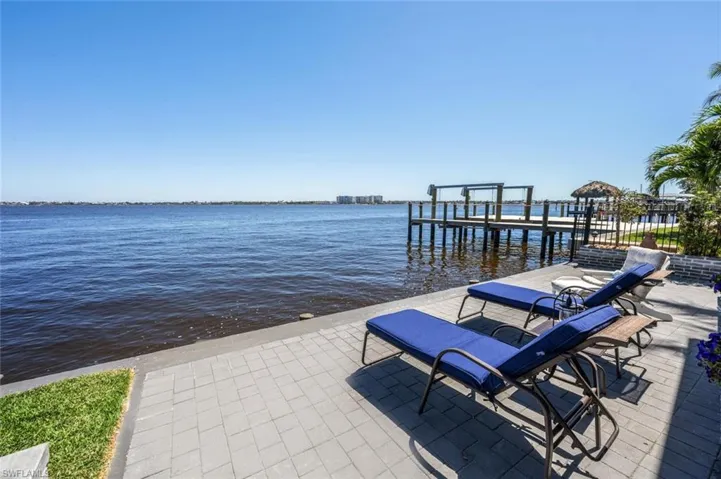 LOUNGE AREA ON CAPTAIN'S WALK
