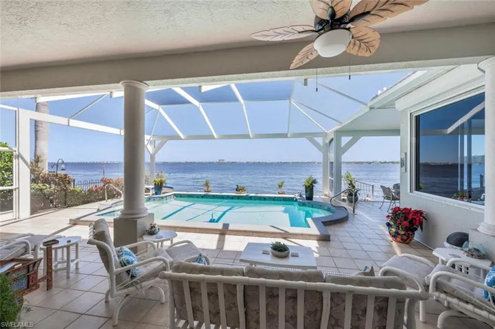 COVERED SCREENED LANAI