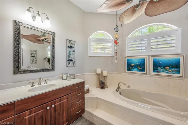 OWNER'S ENSUITE BATHROOM W/GARDEN TUB