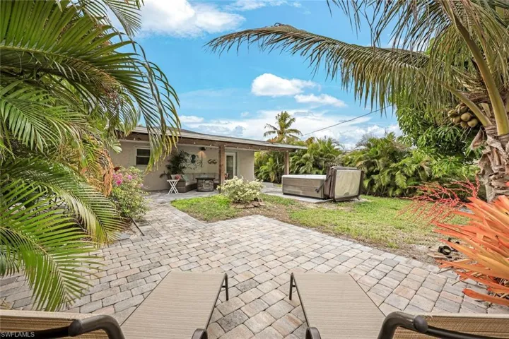 645 101st Ave N, Naples, Florida 34108