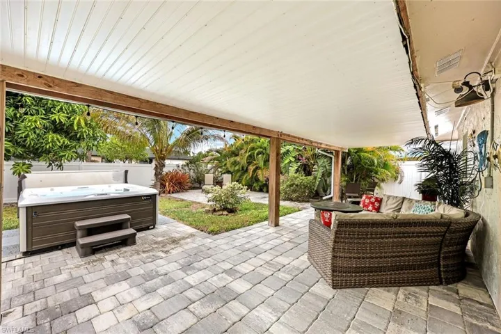 645 101st Ave N, Naples, Florida 34108