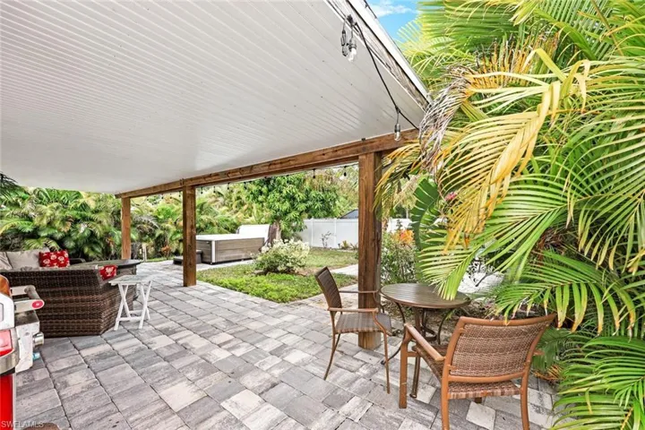 645 101st Ave N, Naples, Florida 34108