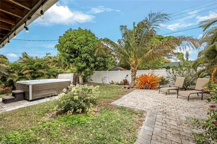 645 101st Ave N, Naples, Florida 34108