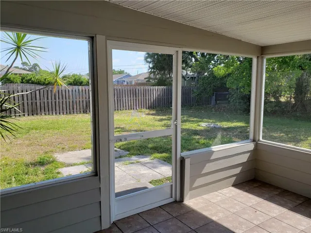 Door on lanai to side yard