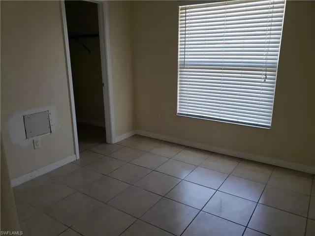 2nd bedroom with door to closet