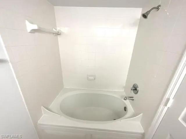 Bathroom with tiled shower / bath