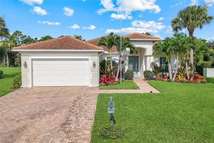 Isn't this inviting?  Your visitors may not make it through the front door, a quick stop and sip on front patio