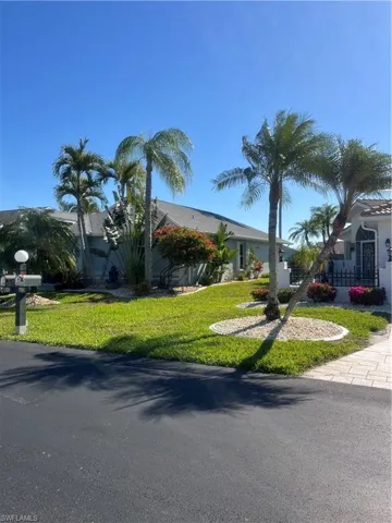 View of front facade featuring a front yard