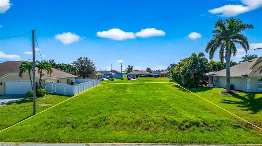 View of yard with a residential view