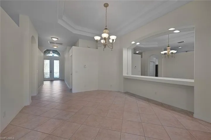Light tiled floor, large mirror with trayed ceiling