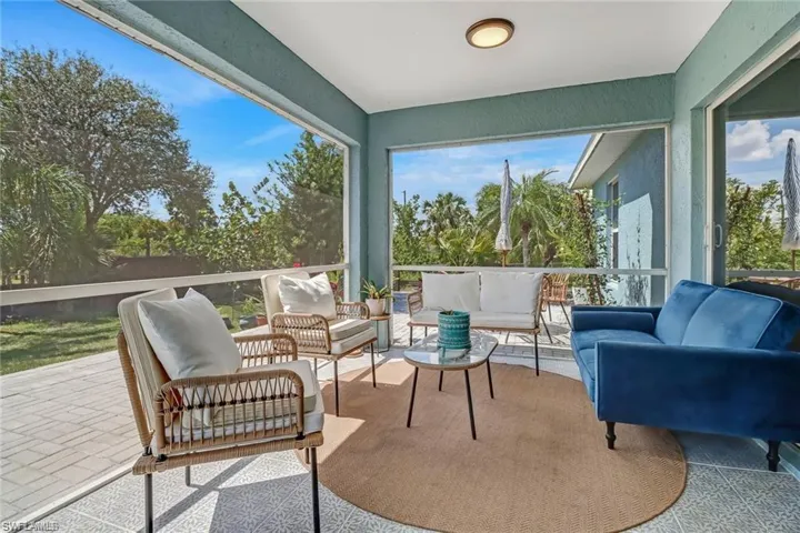 Sunroom / solarium featuring an outdoor hangout area