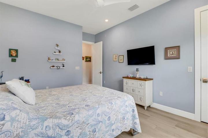 Guest Suite 1 - Bedroom & Closet