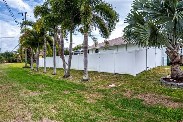 Corner lot with gorgeous palms