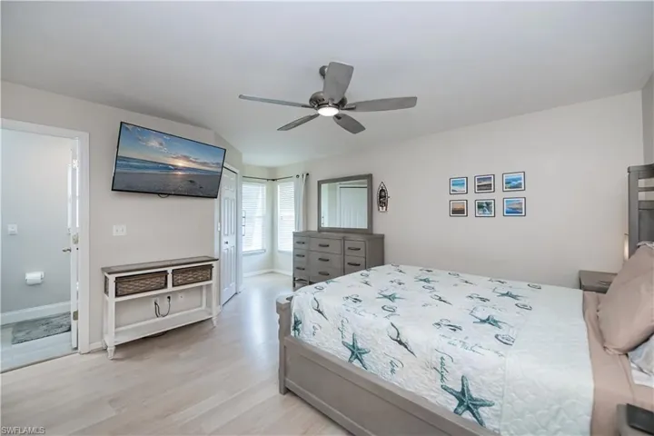 Massive primary with coastal decor and bedding