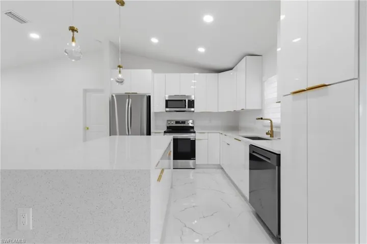 924 Ne 20th St, Cape Coral, Florida 33909