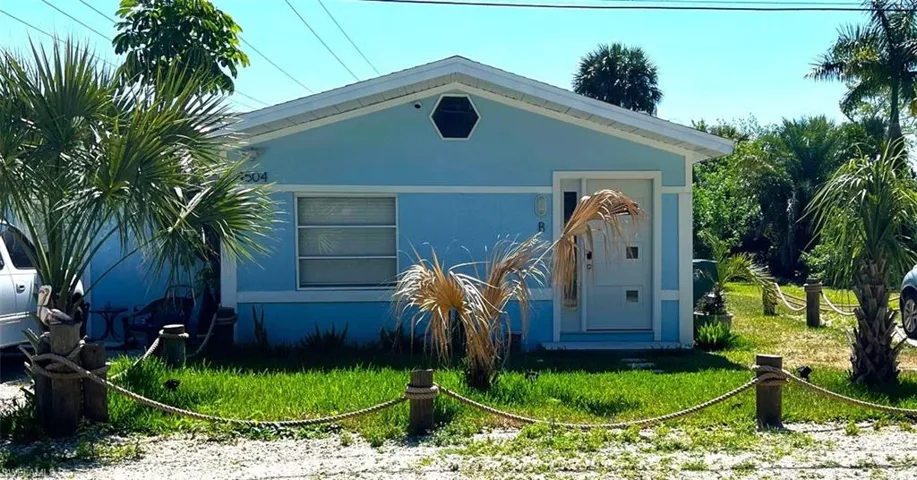 View of front of property featuring a front yard
