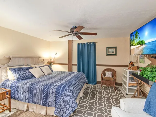 Bedroom with ceiling fan
