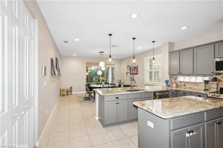 1929  Par  DR, Naples, FL 34120