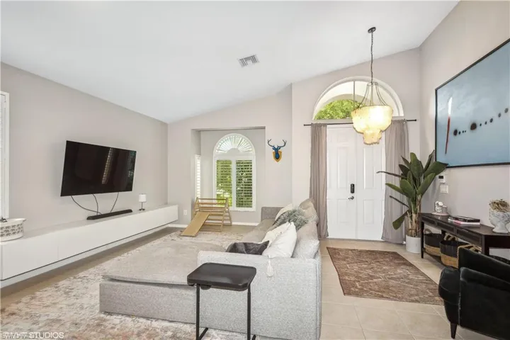 1929  Par  DR, Naples, FL 34120