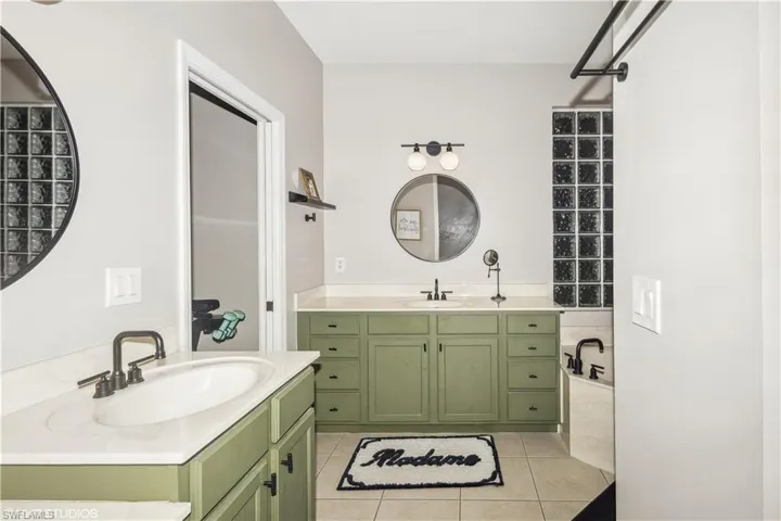 1929  Par  DR, Naples, FL 34120