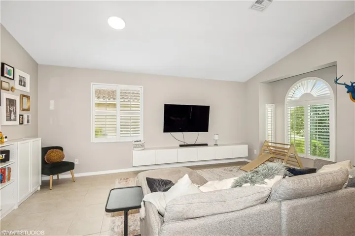 1929  Par  DR, Naples, FL 34120