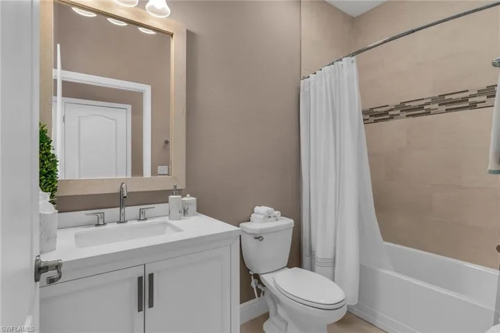 1584  Vizcaya  LN, Naples, FL 34113