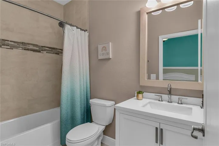 1584  Vizcaya  LN, Naples, FL 34113