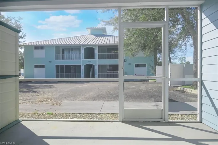 Entryway featuring concrete flooring
