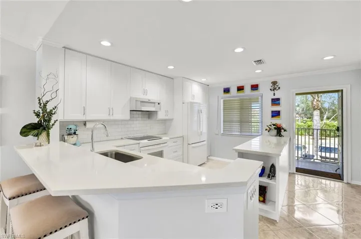 7742  Emerald  CIR, Naples, FL 34109