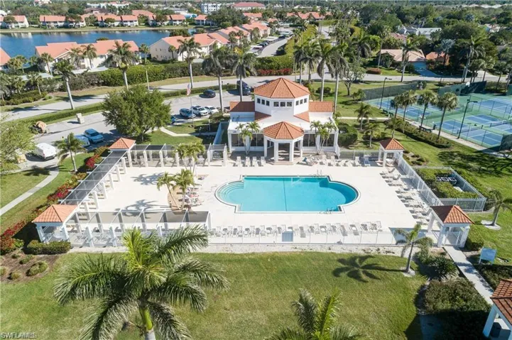 7742  Emerald  CIR, Naples, FL 34109