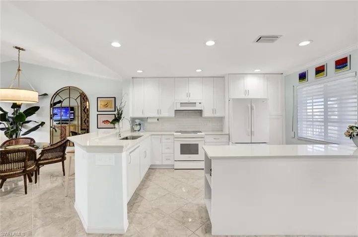 7742  Emerald  CIR, Naples, FL 34109