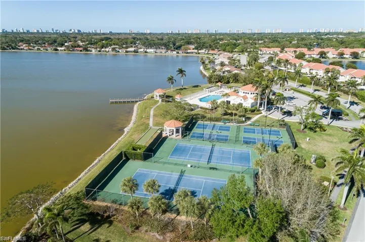 7742  Emerald  CIR, Naples, FL 34109