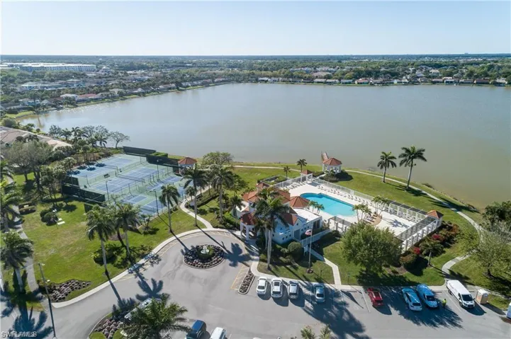 7742  Emerald  CIR, Naples, FL 34109