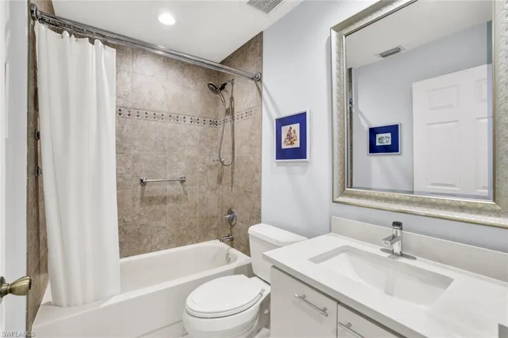 7742  Emerald  CIR, Naples, FL 34109