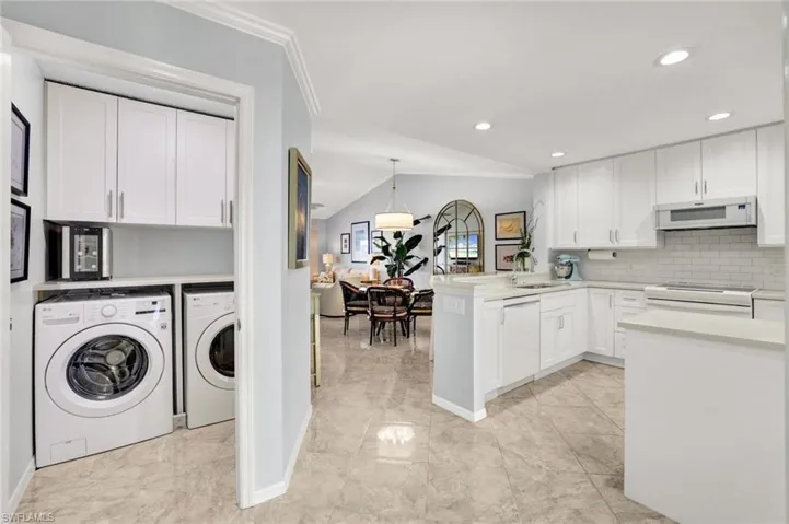 7742  Emerald  CIR, Naples, FL 34109