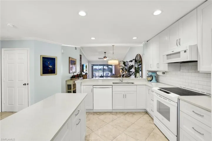7742  Emerald  CIR, Naples, FL 34109