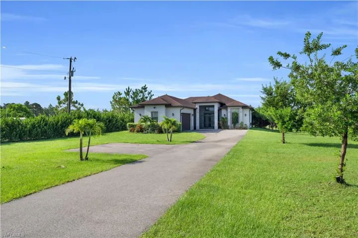 View of front facade with a front lawn