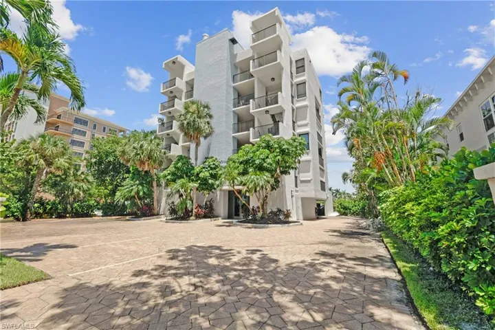 View of apartment building / complex