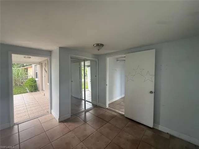 Tiled spare room with baseboards