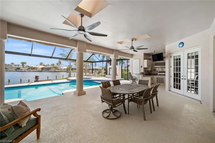 Huge Covered Lanai with Outdoor Kitchen
