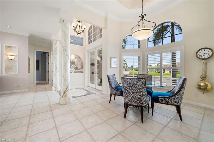 Dining area at the front