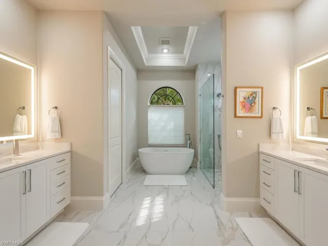 Primary bedroom en-suite