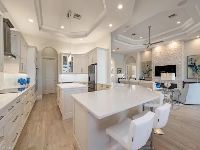 Kitchen with plenty or storage, counter space and breakfast bar