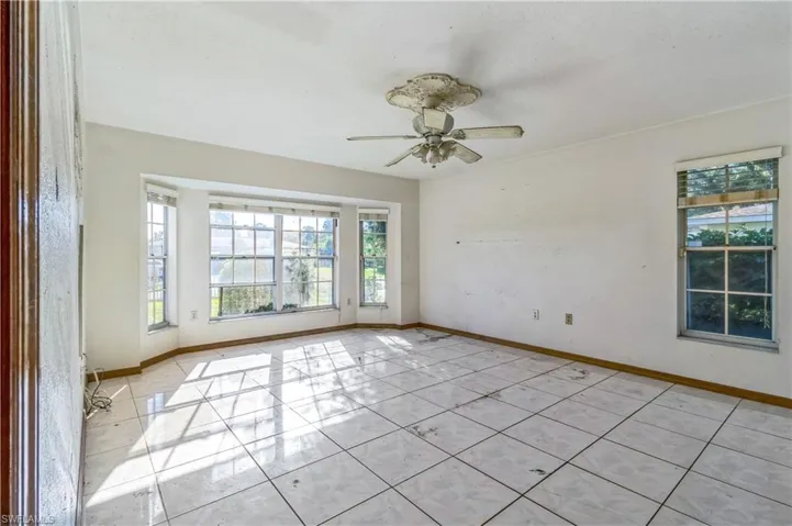 Tiled empty room with ceiling fan